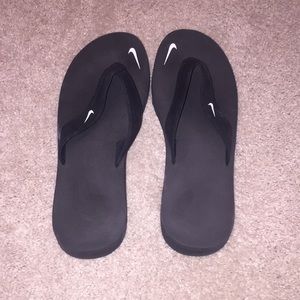 Women’s Nike flip flops